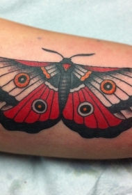 黑色和红色的飞蛾纹身图案