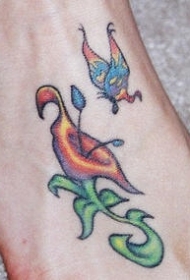 五颜六色的蝴蝶与花朵脚背纹身图案