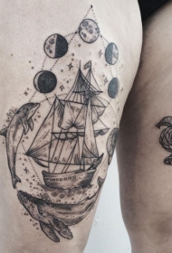 大腿雕刻风格黑色帆船与月亮周期和鲸鱼纹身图案