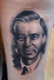 大腿黑白写实男子肖像纹身图案