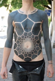 腹部大面积黑色六边形几何组合纹身图案