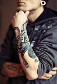 男性手臂黑灰章鱼纹身图案