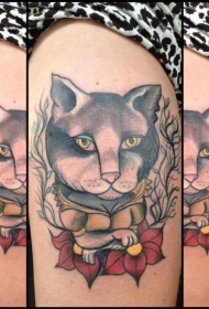一只猫和红色的花朵纹身图案
