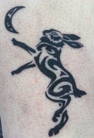 个性部落黑色兔子与月亮纹身图案