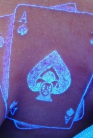 黑桃扑克牌荧光纹身图案