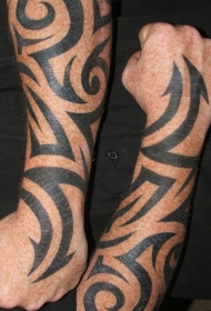 手臂黑色部落图腾纹身图案