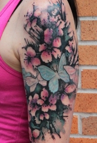 大臂蓝色蝴蝶和樱花纹身图案