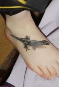 脚背写实的黑色蜥蜴纹身图案