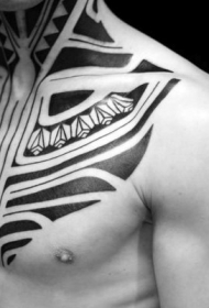 胸部和颈部黑白部落风格图腾纹身图案