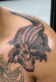 肩部小小的黑灰鳄鱼纹身图案