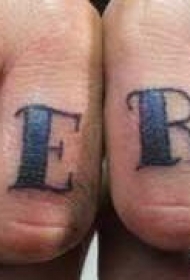 手指蓝色和黑色阴影字母纹身图案