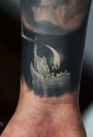 手臂写实风格黑白逼真的蜡烛纹身图案