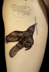 肩部黑色的乌鸦纹身图案