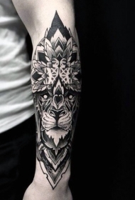 手臂黑色部落狮子纹身图案