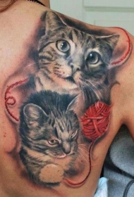 逼真的猫和红毛线纹身图案