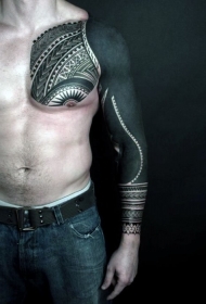 手臂和胸部大面积黑色与部落图腾纹身图案