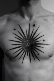胸部美妙的黑色太阳图腾纹身图案
