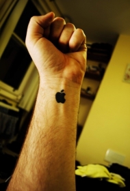 黑色的苹果标志纹身图案