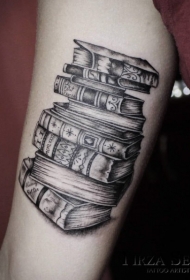 大臂黑灰古老的书籍纹身图案