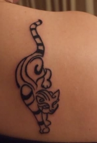背部部落猫纹身图案