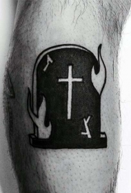 小小的黑色燃烧墓碑十字架纹身图案