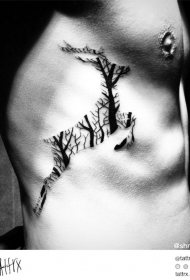 有趣的小鹿轮廓和黑白树林侧肋纹身图案