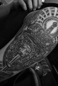 大臂极漂亮黑白狮子盾牌纹身图案