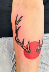 小臂红色圆圈和鹿角纹身图案