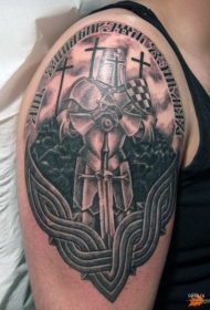 大臂华丽的黑白中世纪骑士凯尔特人纹身图案