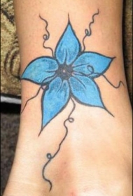 可爱的蓝色小花纹身图案