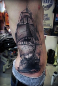 侧肋非常逼真的黑白帆船纹身图案
