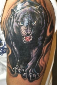 大臂凶狠的黑豹纹身图案