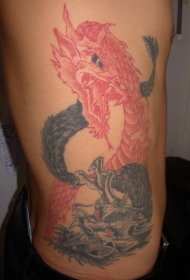 侧肋两个红色和黑色的龙纹身图案