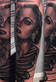 手臂黑色逼真的女歌手肖像与钢琴键纹身图案
