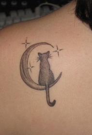 背部月亮上的猫背影纹身图案