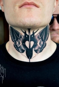 颈部个性蝴蝶心形纹身图案