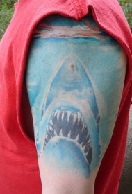 大臂蓝色的大鲨鱼纹身图案