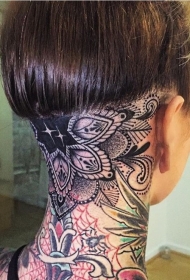 颈部巴洛克风格的黑色梵花纹身图案