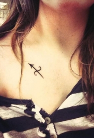 女孩胸部黑色简单设计射手座符号纹身图案