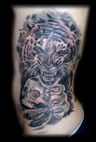 老虎和骷髅黑色侧肋纹身图案
