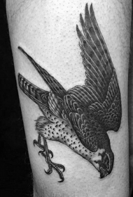 印度传统风格黑色飞鹰大腿纹身图案