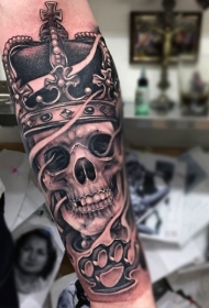 小臂黑灰风格的人类骷髅与皇冠纹身图案