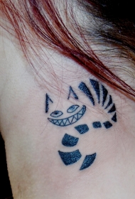 颈部咧嘴的猫纹身图案