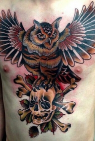 胸部华丽的彩色猫头鹰与骷髅和骨骼纹身图案