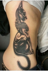 黑色可爱的埃及猫侧肋纹身图案
