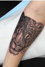 手臂独特设计的黑色狮子与梵花组合纹身图案