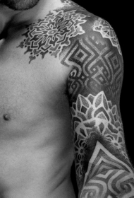 手臂好看的黑色部落梵花装饰纹身图案
