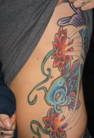 腹部蓝色鲤鱼和红色花朵纹身图案