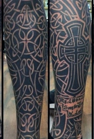 小腿壮观的黑色字母和凯尔特十字架纹身图案
