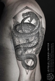 大臂黑色点刺蛇与几何纹身图案